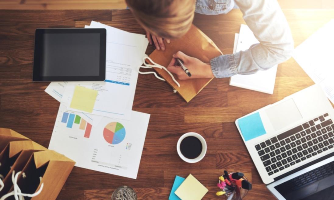 Teilnehmer arbeitet an einem Budgetplan mit digitalen Tools