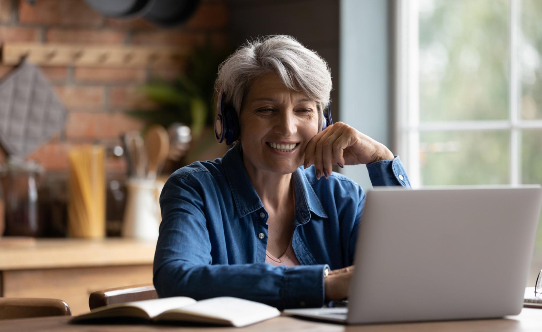 Kursunterlagen und Laptop auf einem Schreibtisch