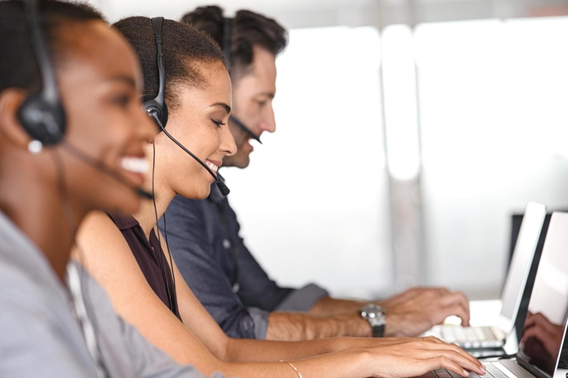 Arbeitsplatz mit offenem Laptop und Notizen zur Budgetplanung